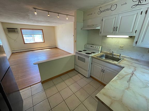 4th image of 29 Jacqueline Rd APT E