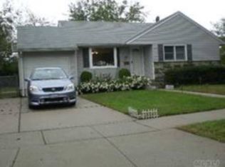 10 Boundary Ave, Massapequa, NY 11758