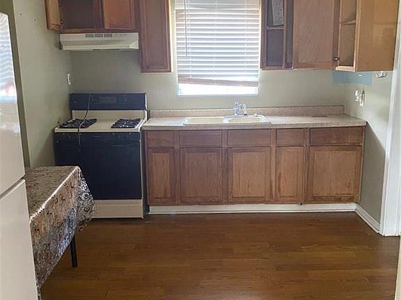 3rd image of 1235 N Sharon Ave