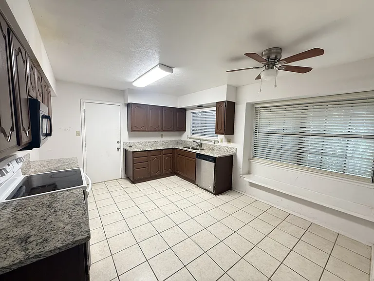 1616 Fannin Cir — Photo 8