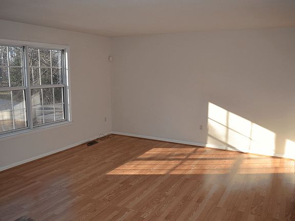 3rd image of 3523A Newport Ave