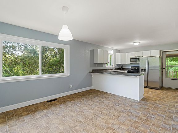 5th image of 220 Alpine Dr