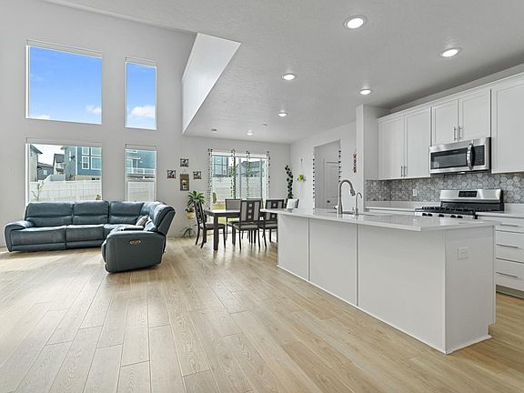 3rd image of 387 W Watercress Dr