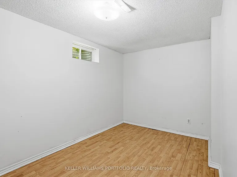 73 Jessica Gdns — Photo 38
