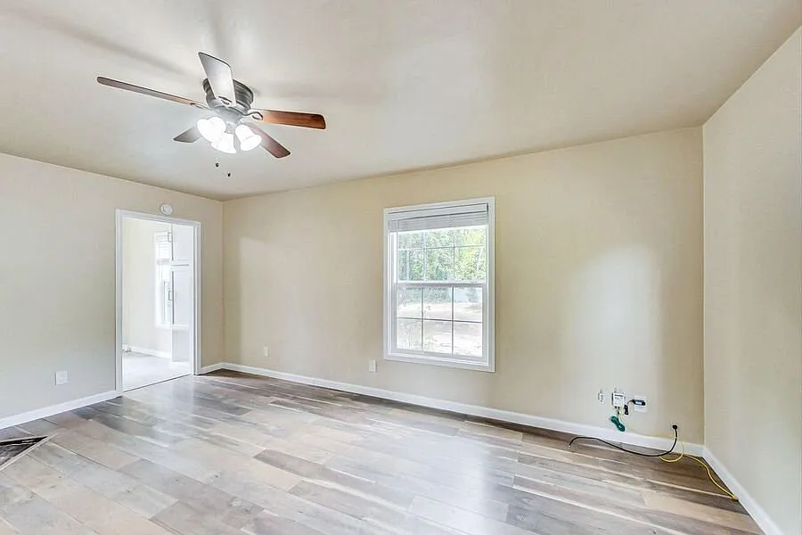 Updated apartment in great location near University Ave with out door space! — Photo 4