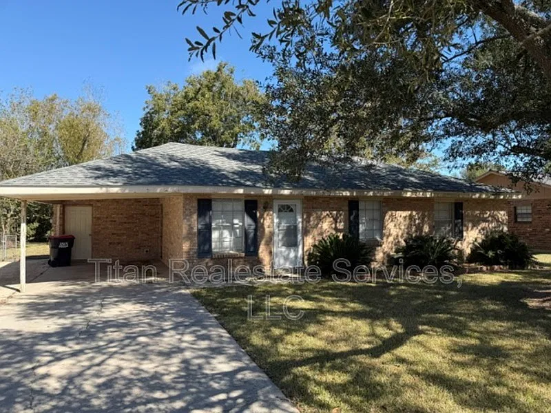 3 bed, 1.0 bath, 1200 sqft, $1,200 — Photo 1
