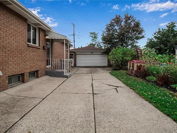 4th image of 85 Nadine Dr