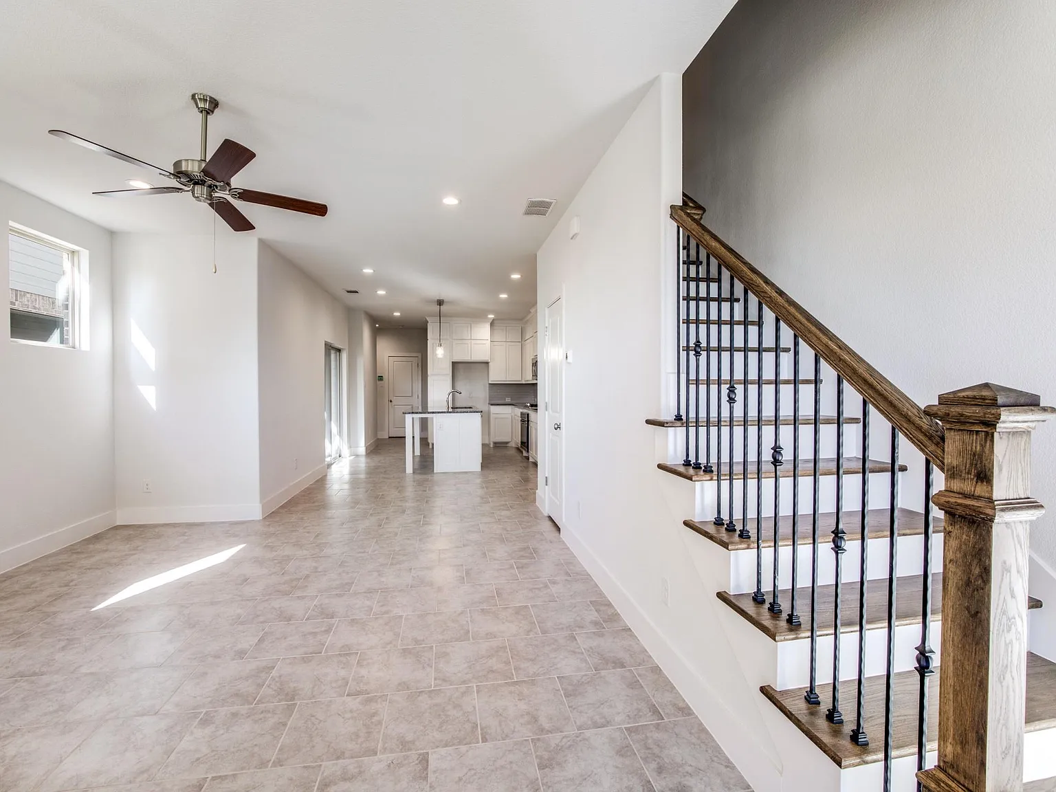 3 bed, 2.5 bath, 2000 sqft, $2,190 — Photo 2