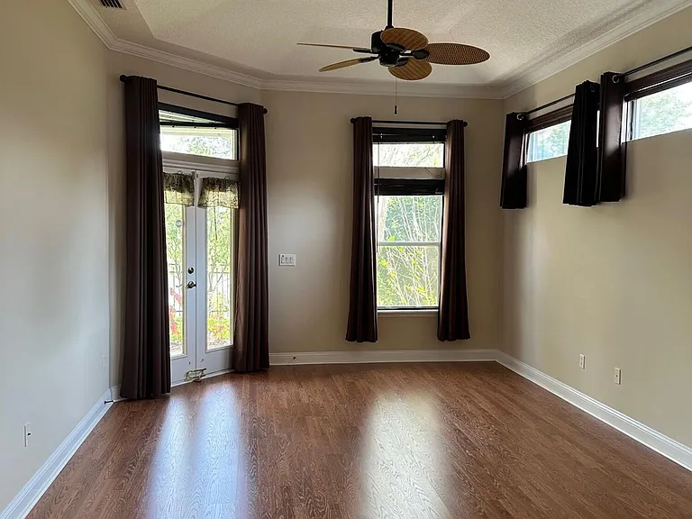 1439 Barrington Cir — Photo 11