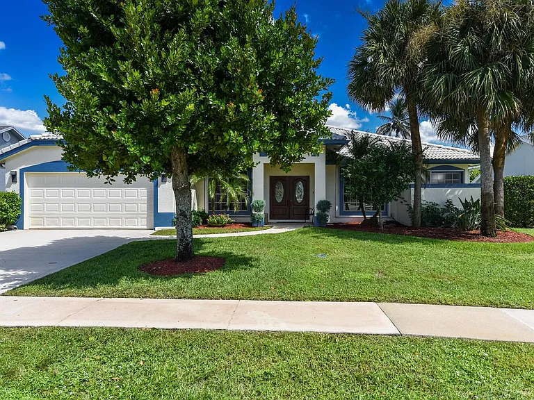 1935 Primrose Ln — Photo 2