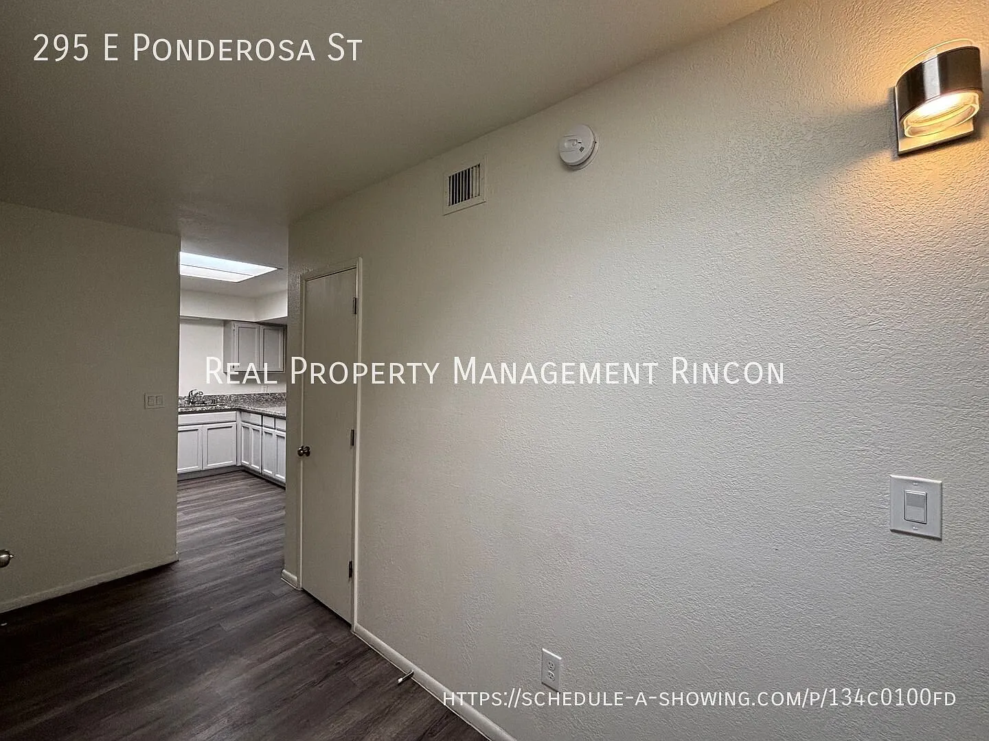 Lovely 3-Bed, 2-Bath Townhouse in Central Tucson! — Photo 3