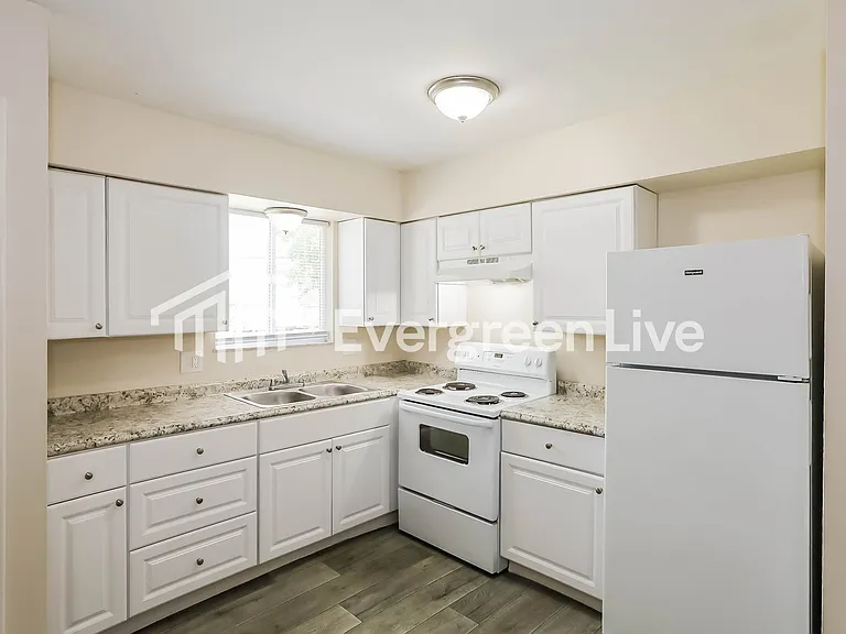 2422 Sharon Ave — Photo 4