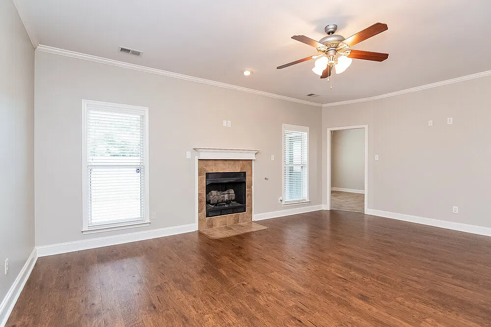 3 bed, 2.0 bath, 1610 sqft, $2,005 — Photo 2