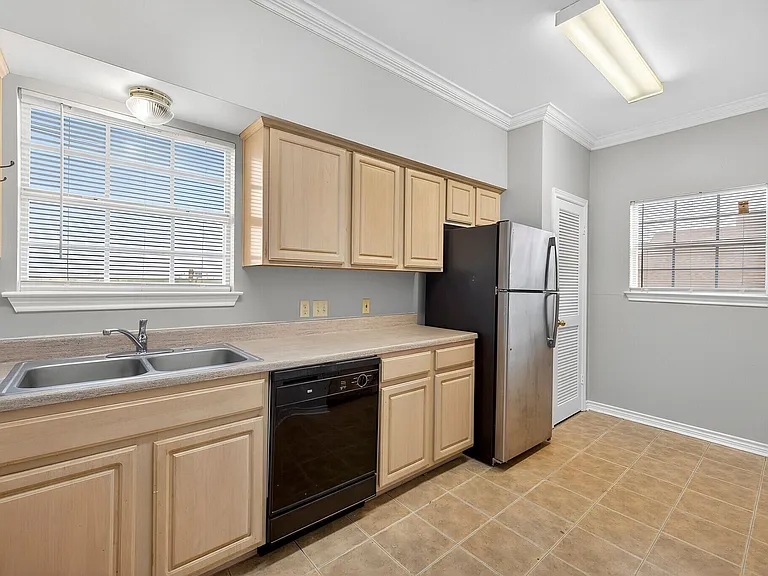 Eastwood Apartments — Photo 11
