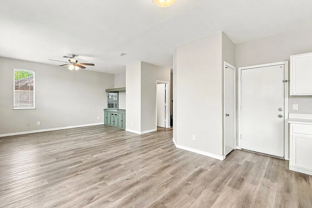 3 bed, 2.5 bath, 1628 sqft, $1,910 — Photo 4