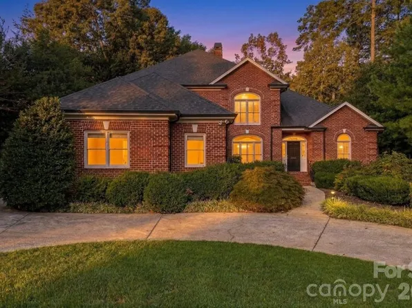 1515 8th St NW, Hickory, NC 28601