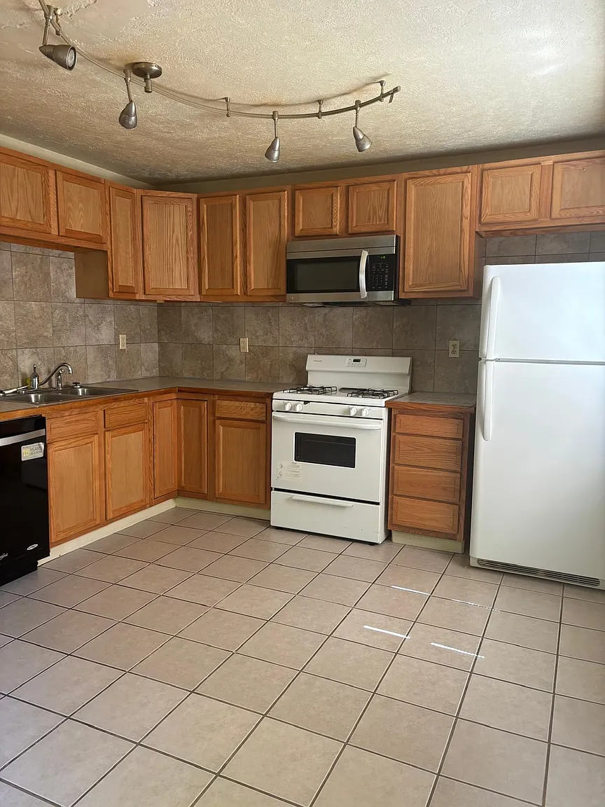 27 High St #B photo 1