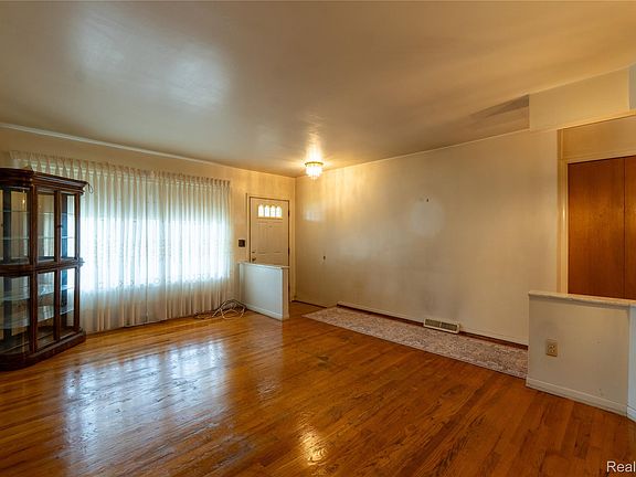 5th image of 2930 Groves Dr