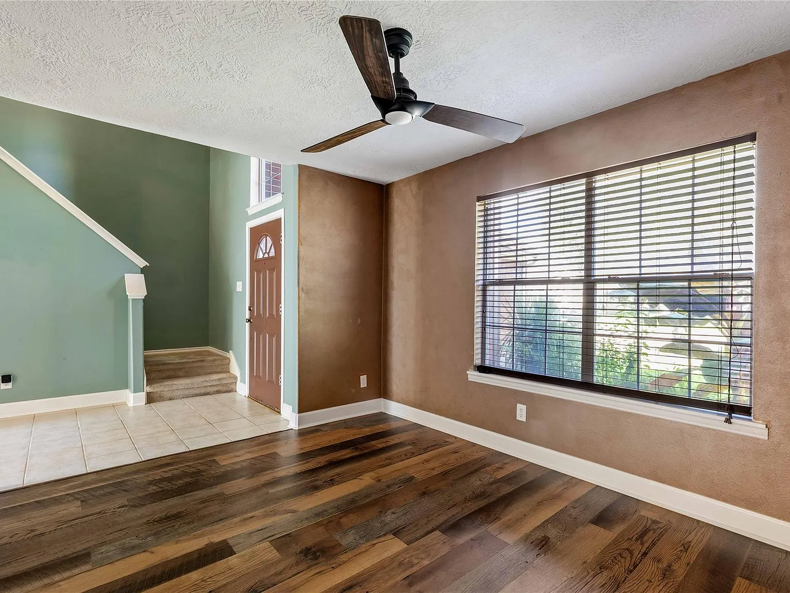 4 bed, 2.5 bath, 2082 sqft, $2,400 — Photo 4