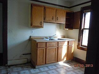 4th image of 421 Underwood St