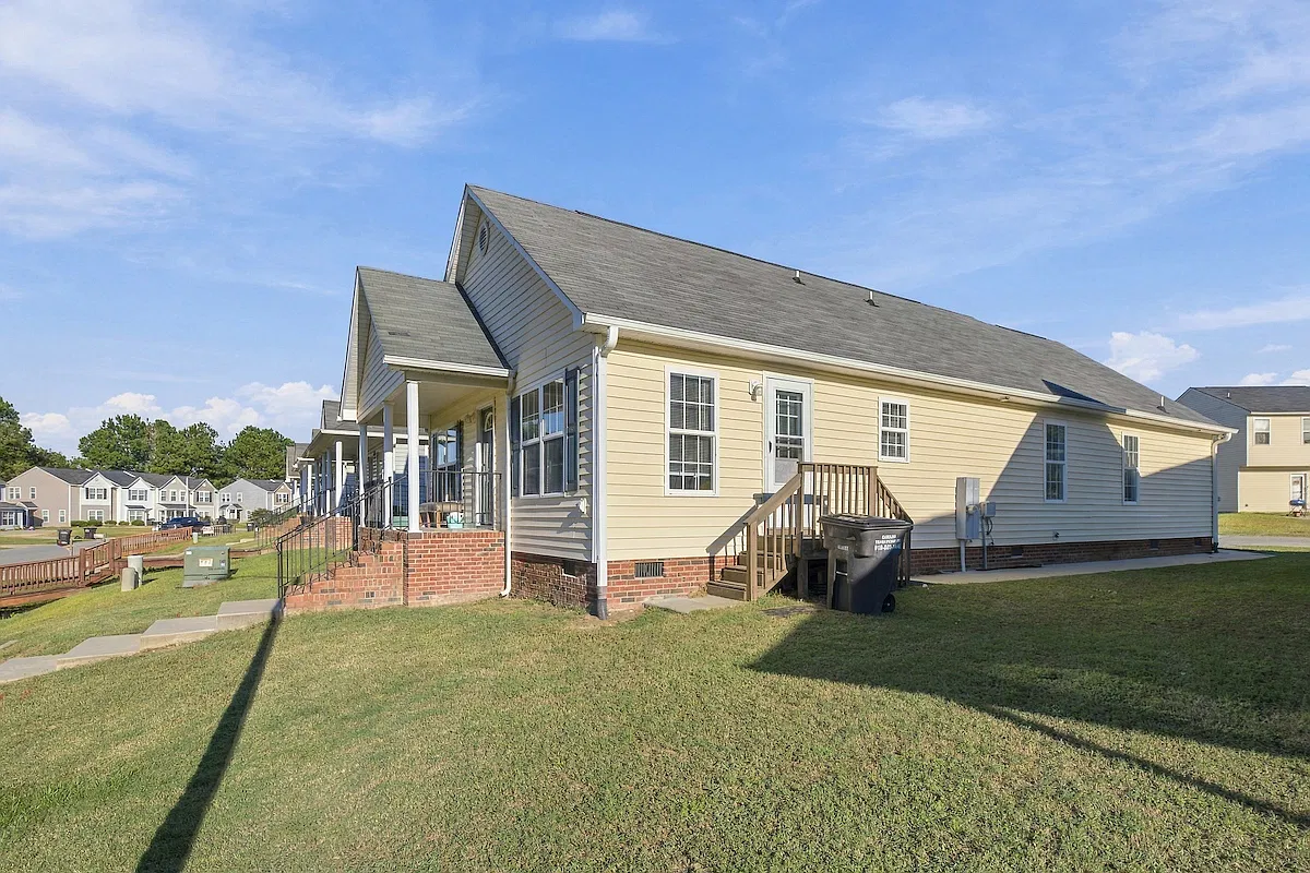 4 bed, 1600 sqft, $1,800 — Photo 2