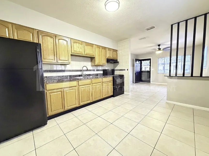 Charming 2-Bedroom, 1-Bath Duplex with Spacious Backyard — Photo 4