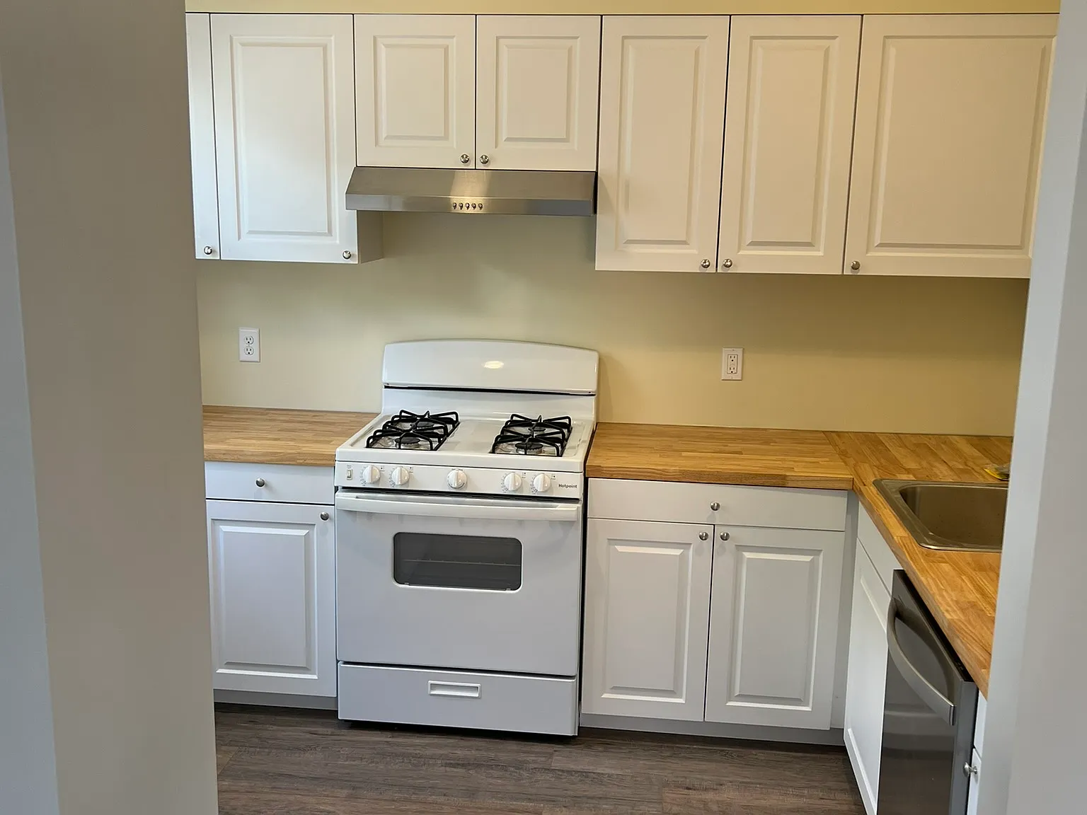 1 bed, 900 sqft, $1,050 — Photo 2