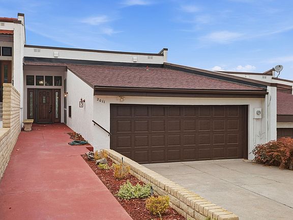 4th image of 2011 Fairway Dr