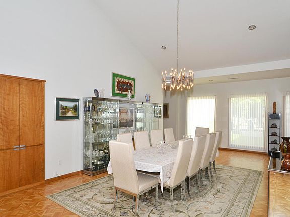 3rd image of 7243 Versailles Dr