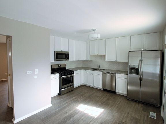 5th image of 277 E Wrightwood Ave