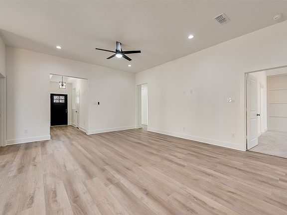 4th image of 2247 Garden Dr