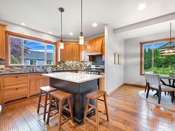 5th image of 804 W Park