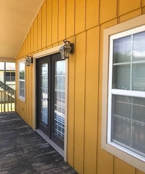 1564 Railroad Ave — Photo 3
