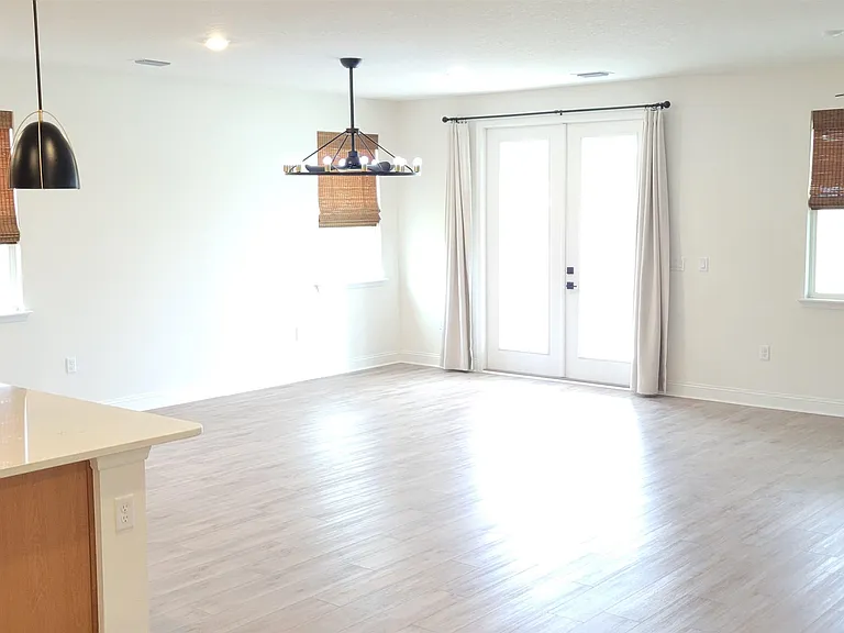 214 Santos Ln — Photo 15