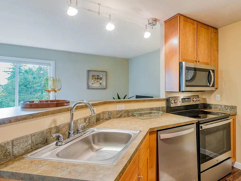 Sunset Summit Apartments — Photo 28