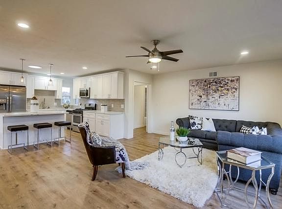 5th image of 398 Vista Way