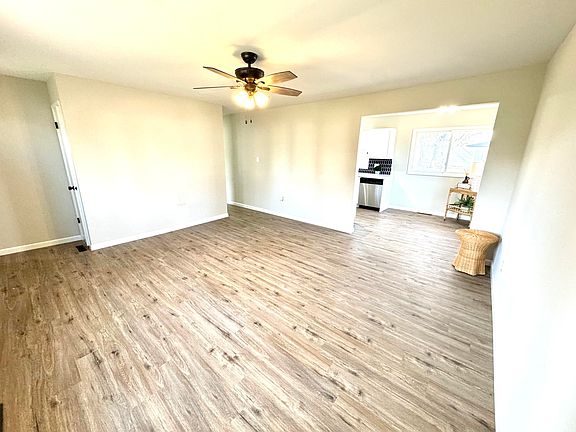 3rd image of 2826 Lois St