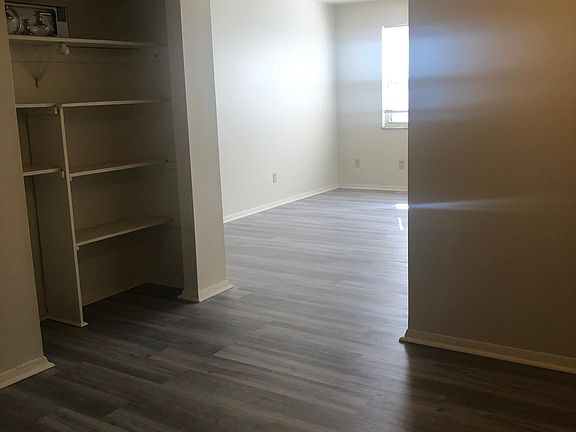 3rd image of 1130 Bishop Dr #E
