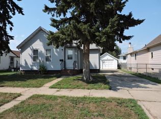 112 1st St SW, Dickinson, ND 58601