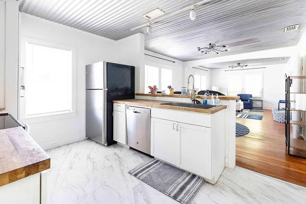 2 bed, 910 sqft, $2,350 — Photo 2