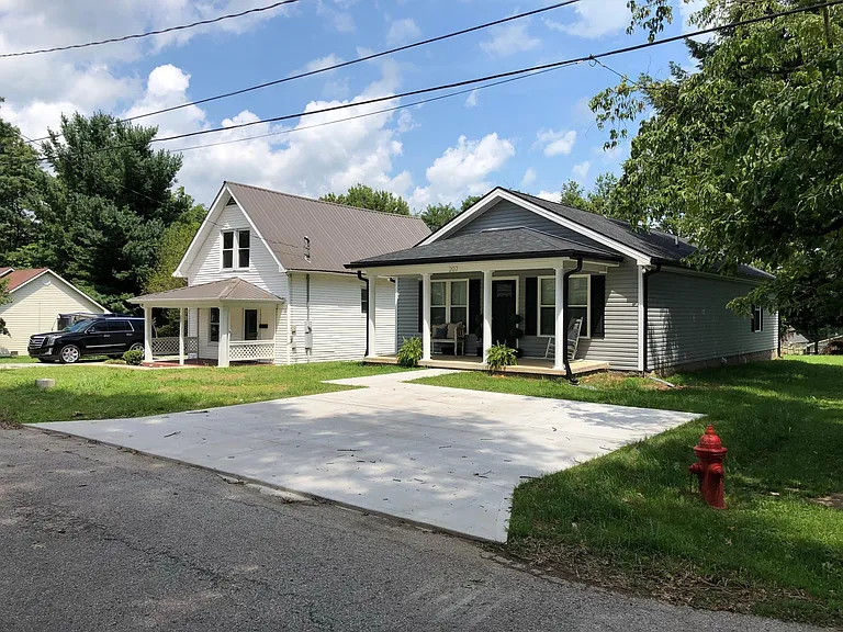 207 Rogers Ave — Photo 2