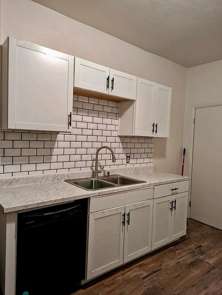 Building Photo - 672 Middle Ave #B