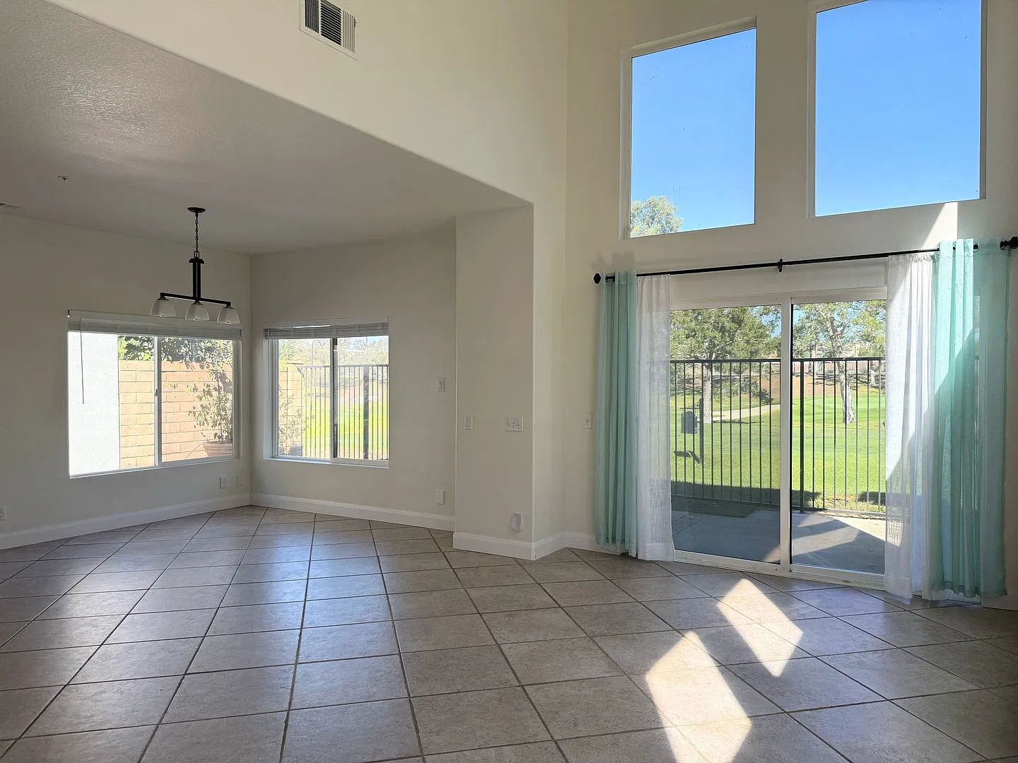 4 Bedroom in Placentia — Photo 3
