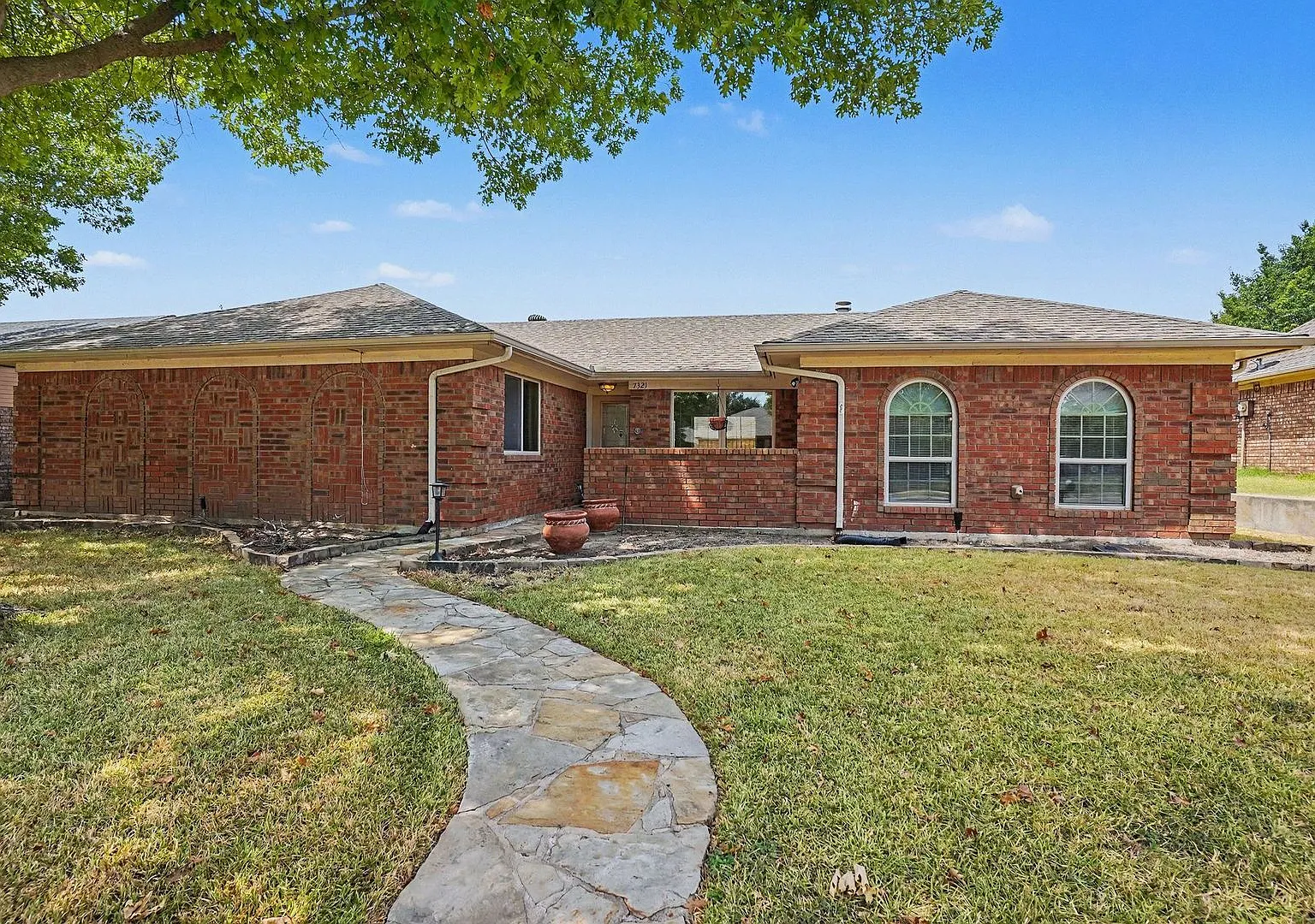 Spacious Single-Story Home with Fireplace, Large Backyard & 2-Car Garage — Photo 1