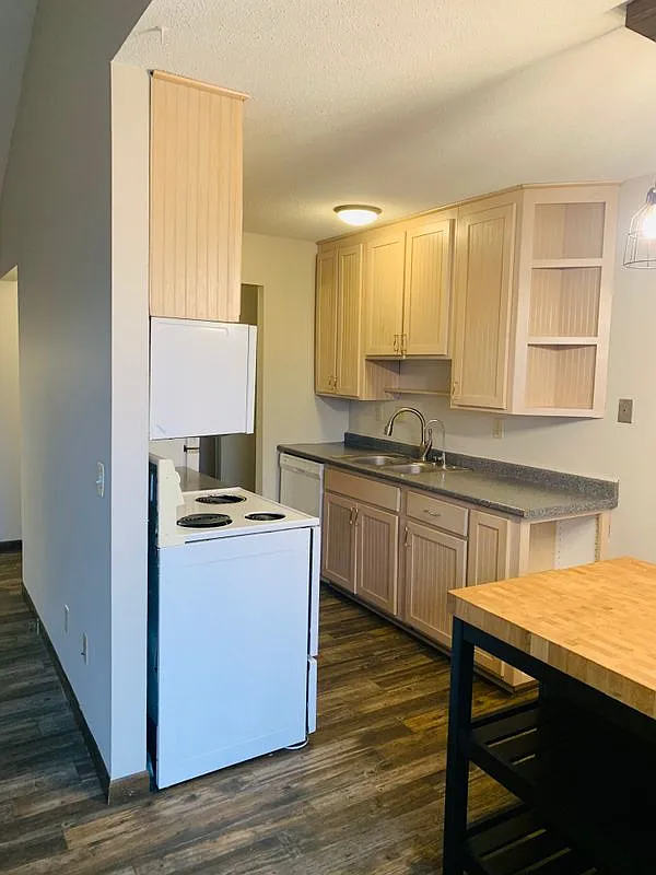 2 bed, 1.0 bath, 918 sqft, $1,375 — Photo 4
