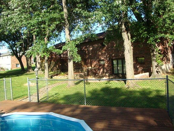 5th image of 690 S Summit Dr