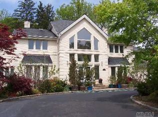 9 Oakridge Ln, Roslyn, NY 11576