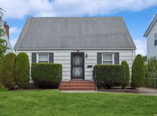 8207 263rd St, Glen Oaks, NY 11004
