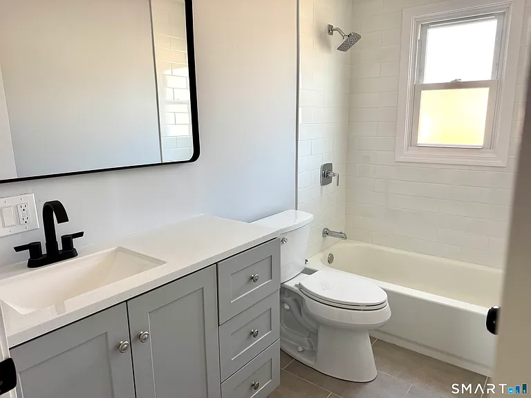 64 Velvet St — Photo 3