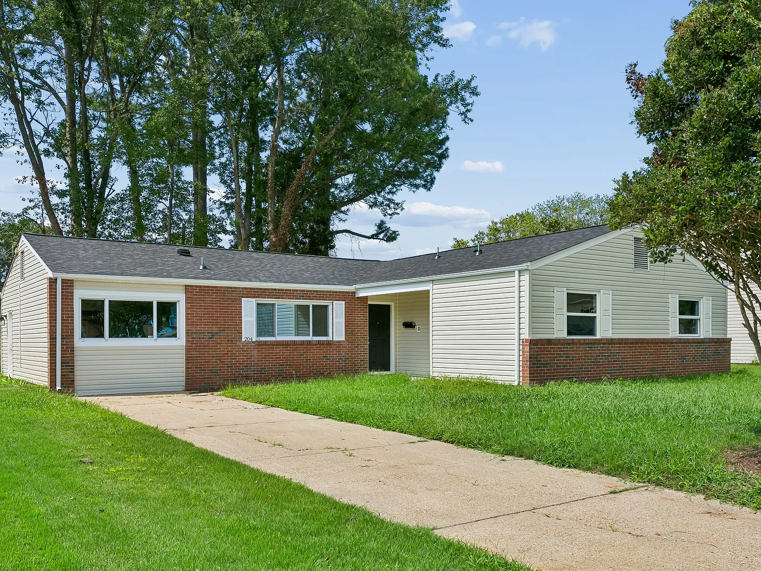 4 bed, 2200 sqft, $2,600 — Photo 3